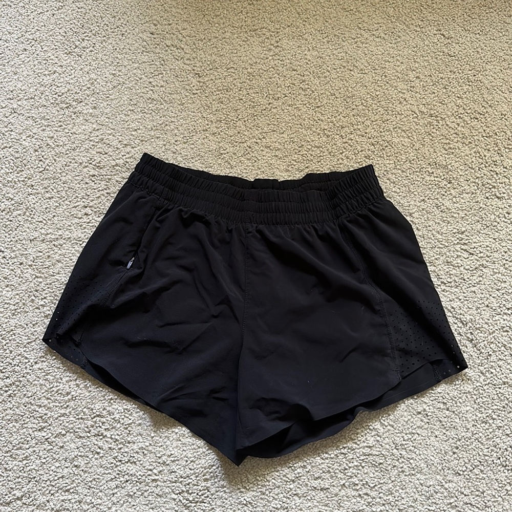 Athleta black hustle 4.5 shorts